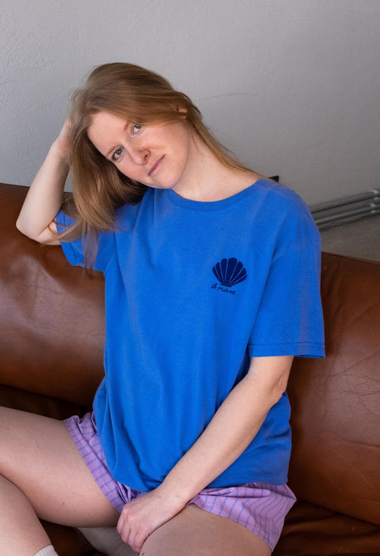 Aphrodite T-Shirt | Seashell Embroidery | Flo Blue
